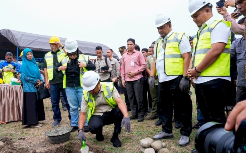 GROUNDBREAKING. Gubernur Sulsel, Andi Sudirman Sulaiman, melakukan peletakan batu pertama (groundbreaking) proyek revitalisasi Lapangan Sepak Bola Pallempang di Batu Sitanduk, Kecamatan Walenrang, Kabupaten Luwu, Kamis (29/10/2026). foto: istimewa