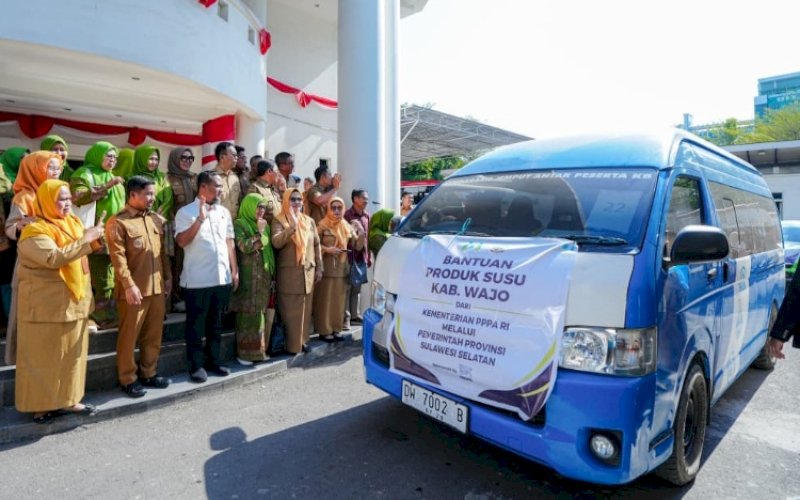 PELEPASAN. Gubernur Sulsel, Andi Sudirman Sulaiman, melepas secara simbolis distribusi bantuan produk susu bagi masyarakat di 24 kabupaten/kota se-Sulsel di Aula Asta Cita Rujab Gubernur Sulsel, Senin (5/10/2026). foto: istimewa
