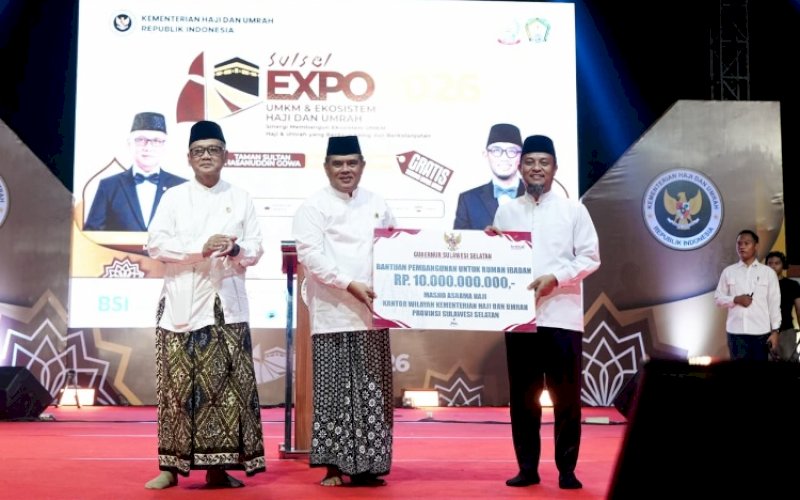 PENYERAHAN. Gubernur Sulsel, Andi Sudirman Sulaiman, menyerahkan bantuan sebesar Rp10 miliar untuk pembangunan masjid di Asrama Haji, saat menghadiri Sulsel Expo 2026 UMKM dan Ekosistem Haji dan Umrah bertajuk 'Sinergi Membangun Ekosistem UMKM Haji dan Umrah yang Berdaya Saing dan Berkelanjutan' di Taman Hasanuddin, Kabupaten Gowa, Sabtu (17/10/2026). foto: istimewa