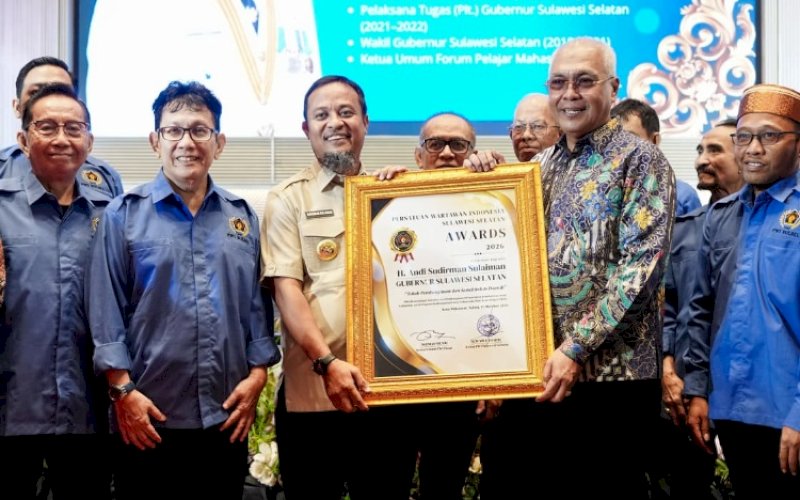 PENGHARGAAN. Ketua Umum PWI Pusat Akhmad Munir menyerahkan PWI Sulsel Award 2026 kepada Gubernur Sulsel Andi Sudirman Sulaiman di Hotel Grand Claro Makassar, Sabtu (17/10/2026). foto: istimewa