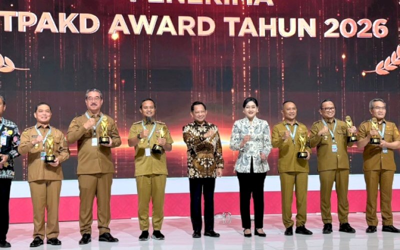 TPAKD AWARD. Gubernur Sulsel, Andi Sudirman Sulaiman, menerima penghargaan TPAKD Award 2026 kategori TPAKD Terbaik Tingkat Provinsi Wilayah Sulawesi dalam Rakornas TPAKD yang digelar Otoritas Jasa Keuangan bersama Kementerian Koordinator Bidang Perekonomian dan Kementerian Dalam Negeri di JIExpo Kemayoran, Jakarta, Kamis (22/10/2026). foto: istimewa