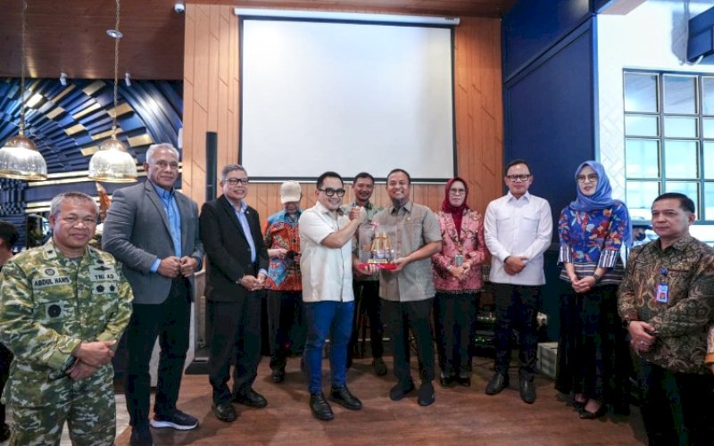 PERTEMUAN. Gubernur Sulsel Andi Sudirman Sulaiman menerima kunjungan Ketua Komisi II DPR RI Muhammad Rifqinizamy Karsayuda bersama rombongan Komisi II DPR RI dan Wakil Menteri Dalam Negeri Bima Arya di Grind and Pull Makassar, Selasa (6/10/2026). foto: istimewa