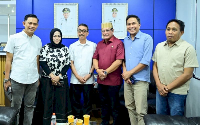 PERTEMUAN. Plt Direktur Utama Perumda Air Minum Kota Makassar Andi Syahrum Makkuradde menerima kunjungan kerja Anggota DPD RI A Abd Waris Halid di Kantor Perumda Air Minum (PDAM) Kota Makassar, Rabu (21/10/2026). foto: istimewa