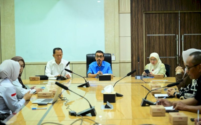 AUDIENSI. Plt Direktur Utama Perumda Air Minum Kota Makassar Andi Syahrum Makkuradde bersama Plt Direktur Keuangan Perumda Air Minum Kota Makassar Wirda Fauzah Madjid menerima audiensi Otoritas Jasa Keuangan Sulselbar di Ruang Rapat Direksi Kantor Perumda Air Minum Kota Makassar, Jumat (16/10/2026). foto: istimewa