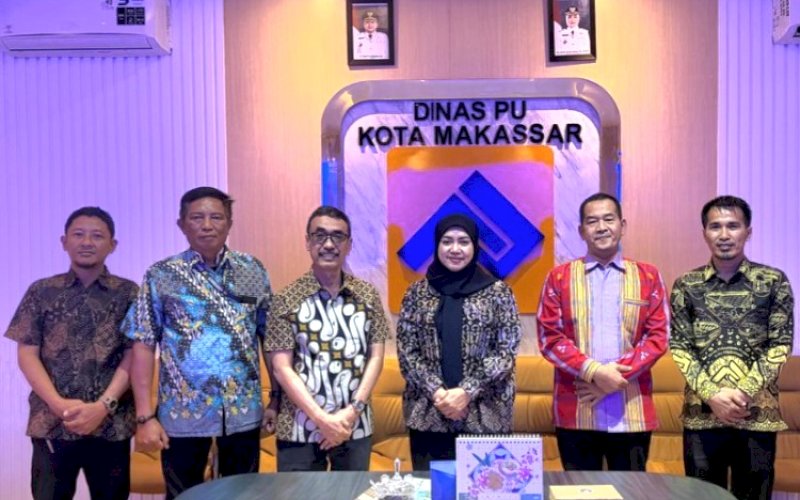 PERTEMUAN. Plt Direktur Utama Perumda Air Minum Kota Makassar Andi Syahrum Makkuradde menemui Kepala Dinas Pekerjaan Umum Kota Makassar Zuhaelsi Zubir di Kantor Dinas PU Kota Makassar di Jalan Urip Sumoharjo, Makassar, Kamis (22/10/2026). foto: istimewa