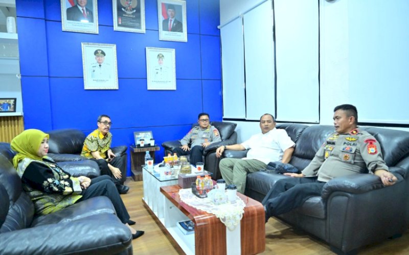 PERTEMUAN. Plt Direktur Utama Perumda Air Minum Kota Makassar Andi Syahrum Makkuradde bersama Plt Direktur Keuangan Perumda Air Minum Kota Makassar Wirda Fauzah Madjid menerima kunjungan Dansat Brimob Polda Sulsel Kombes Pol Muhammad Ridwan bersama rombongan di ruang kerjanya, Kantor Perumda Air Minum Kota Makassar, Jalan Ratulangi Nomor 3, Kota Makassar, Kamis, (1/10/2026). foto: istimewa