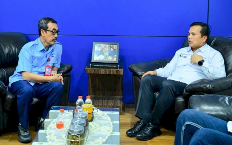 PERTEMUAN. Plt Direktur Utama Perumda Air Minum Kota Makassar, Andi Syahrum Makkuradde, menerima kunjungan audiensi dan silaturahmi jajaran direksi PT KIMA di Kantor Perumda Air Minum Kota Makassar, Senin (19/10/2026). foto: istimewa