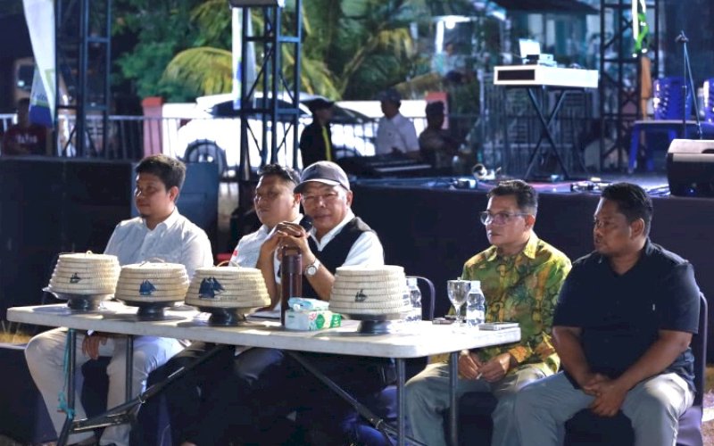 Andi Muchtar Ali Yusuf (tengah). foto: istimewa