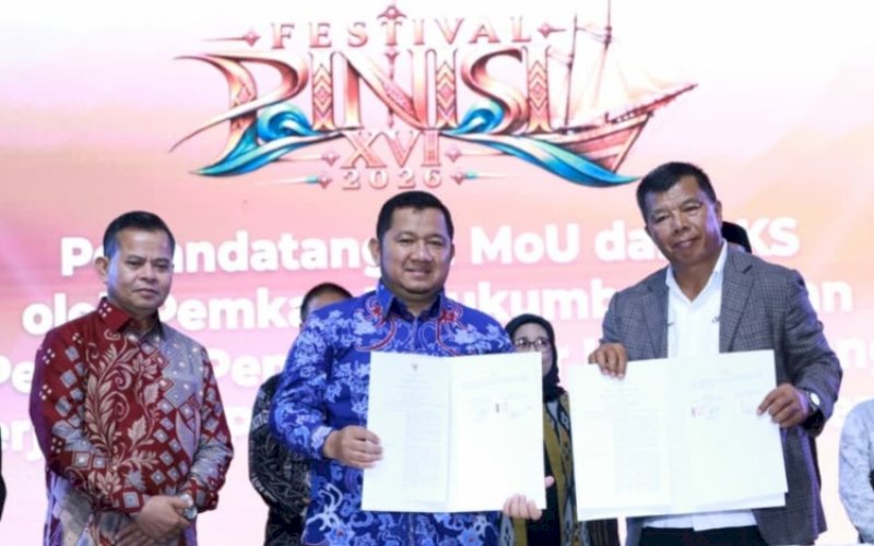 MOU. Bupati Bulukumba Andi Muchtar Ali Yusuf dan Bupati Penajam Paser Utara Mudyat Noor melakukan penandatanganan Nota Kesepahaman atau Memorandum of Understanding (MoU) pada malam pembukaan Festival Pinisi XVI 2026 di kawasan Pantai Merpati Bulukumba, Kamis (15/10/2026). foto: istimewa