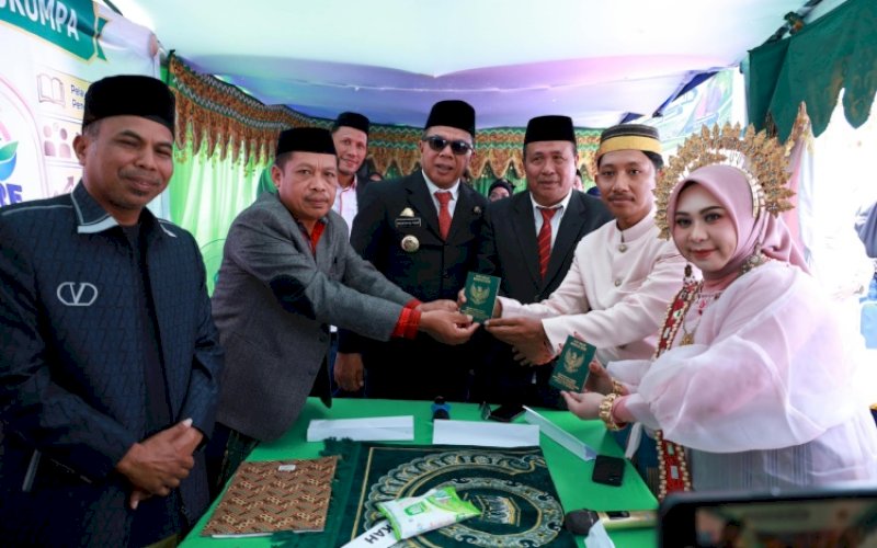 MENIKAH. Sepasang pengantin melangsungkan akad nikah langsung di lokasi jambore, di Lapangan Jawi-jawi, Kecamatan Bulukumpa, Kabupaten Bulukumba, Rabu (28/10/2026). foto: istimewa