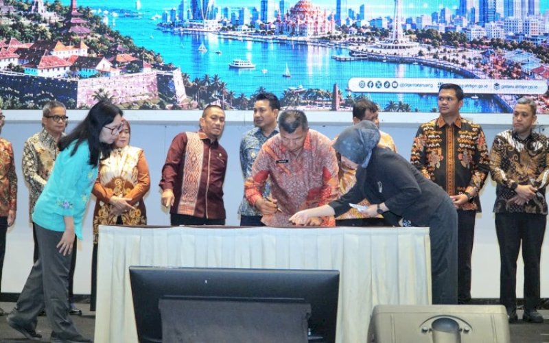 TANDA TANGAN. Bulukumba, Andi Muchtar Ali Yusuf, menandatangani Pakta Integritas para bupati dan wali kota bersama Direktur Jenderal Tata Ruang Kementerian ATR/BPN di Claro Hotel Makassar, Selasa (20/10/2026). foto: istimewa