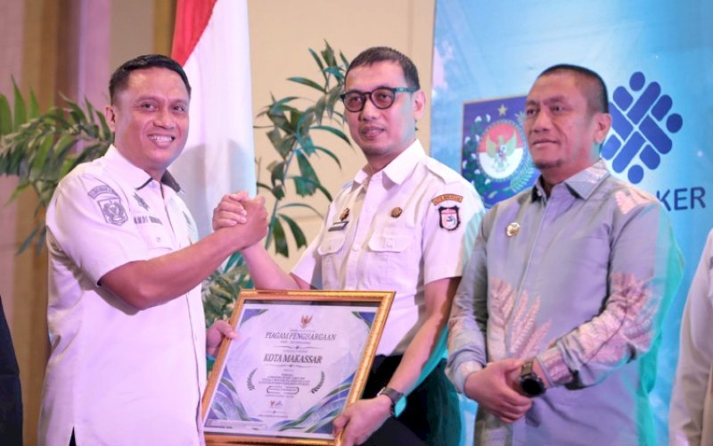 JAMSOSTEK AWARD. Mewakili Wali Kota Makassar Munafri Arifuddin, Sekda Kota Makassar Andi Zulkifly Nanda menerima penghargaan Jamsostek Award Tingkat Provinsi Sulsel 2026 dalam acara penganugerahan yang diselenggarakan Pemprov Sulsel, Rabu (21/10/2026). foto: istimewa