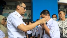 Kabut Asap di Makassar Memburuk, Andi Zulkifly Nanda Pimpin OPD ke Sekolah Bagikan Masker