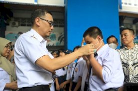 Kabut Asap di Makassar Memburuk, Andi Zulkifly Nanda Pimpin OPD ke Sekolah Bagikan Masker