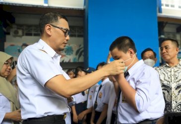 Kabut Asap di Makassar Memburuk, Andi Zulkifly Nanda Pimpin OPD ke Sekolah Bagikan Masker