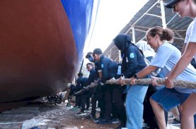 Wisatawan Mancanegara Antusias Ikuti Prosesi Annyorong Lopi, Pinisi Bulukumba Siap Berlayar ke Labuan Bajo