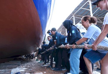 Wisatawan Mancanegara Antusias Ikuti Prosesi Annyorong Lopi, Pinisi Bulukumba Siap Berlayar ke Labuan Bajo