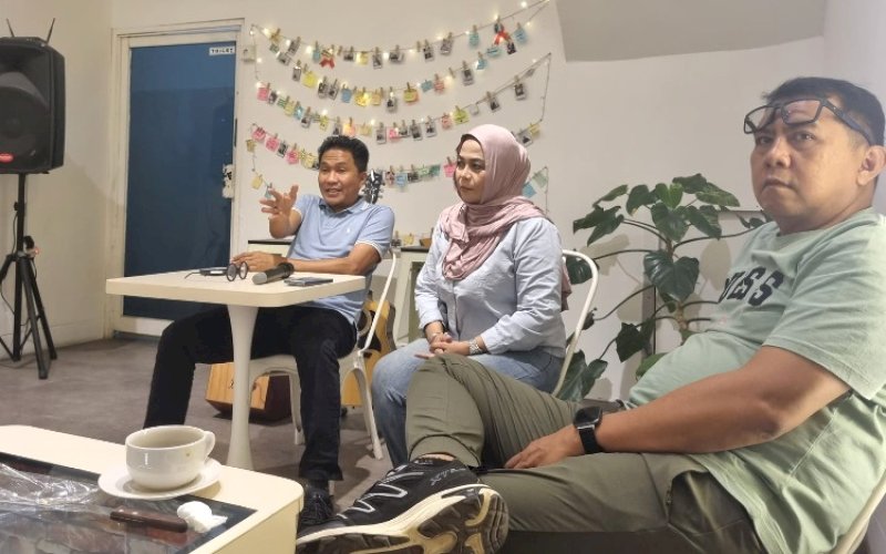 RAPAT PERSIAPAN. Ketua Panitia Pelaksana Common Ground IKAFIBRA Unhas 2026, Ano Suparno (kiri), menggelar rapat persiapan di Deppastory, Jalan Monumen Emmy Saelan, Makassar, Jumat (16/10/2026). foto: istimewa
