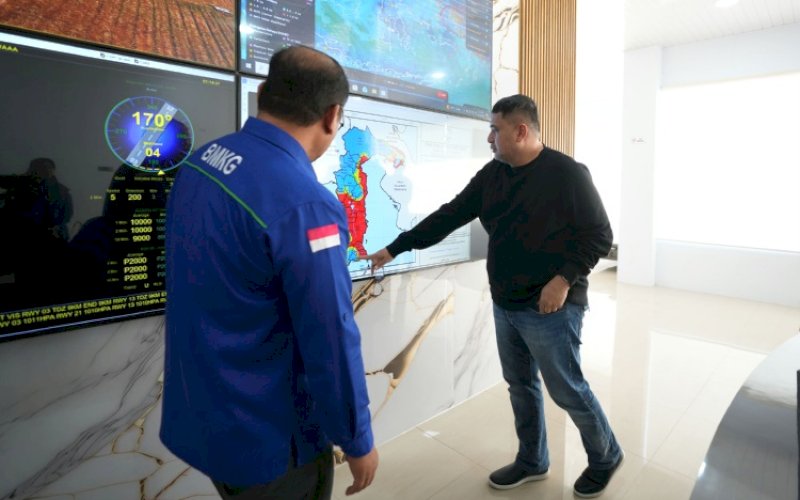 PEMANTAUAN. Wali Kota Makassar, Munafri Arifuddin, memantau kondisi cuaca saat mendatangi Kantor BMKG Kelas I di Bandara Internasional Sultan Hasanuddin Makassar, Jumat (16/10/2026). foto: istimewa