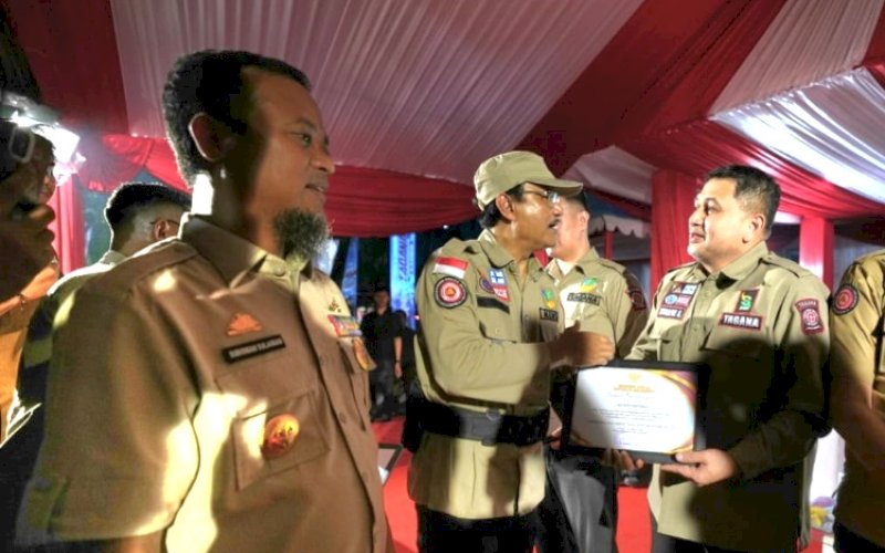 PENGHARGAAN. Wali Kota Makassar Munafri Arifuddin menerima piagam penghargaan dari Menteri Sosial Republik Indonesia Saifullah Yusuf saat menghadiri Apel Santiaji Taruna Siaga Bencana (Tagana) dalam rangka puncak Jambore Tagana se-Sulsel yang digelar Dinas Sosial Provinsi Sulsel di halaman Kantor Dinas Perhubungan Sulsel, Senin (26/10/2026) malam. foto: istimewa