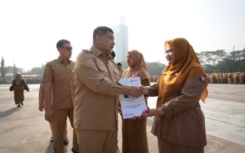 PERPANJANGAN KONTRAK. Wali Kota Makassar, Munafri Arifuddin, menyerahkan secara simbolis Surat Keputusan (SK) perpanjangan masa perjanjian kerja PPPK Paruh Waktu di Lapangan Karebosi, Makassar, Selasa (20/10/2026). foto: istimewa