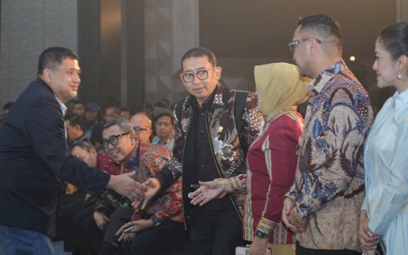 SALAMAN..Wali Kota Makassar Munafri Arifuddin menyalami Menteri Kebudayaan RI Fadli Zon saat menghadiri pembukaan Konferensi Musik Indonesia (KMI) 2026 bertema 'Gerak Seirama' di Hotel Claro Makassar, Selasa (27/10/2026). foto: istimewa