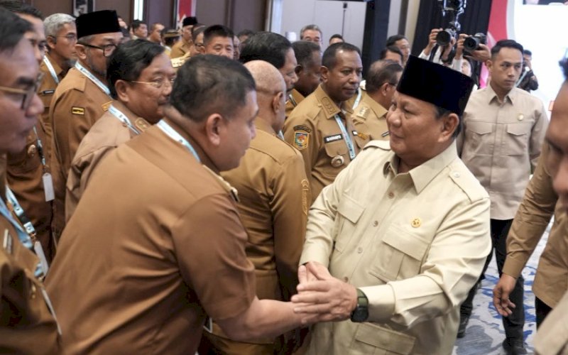 SALAMAN. Wali Kota Makassar Munafri Arifuddin bersalaman dengan Presiden RI Prabowo Subianto, saat menghadiri Rakornas TPAKD 2026 di JIEXPO Kemayoran, Jakarta, Kamis (22/10/2026). foto: istimewa