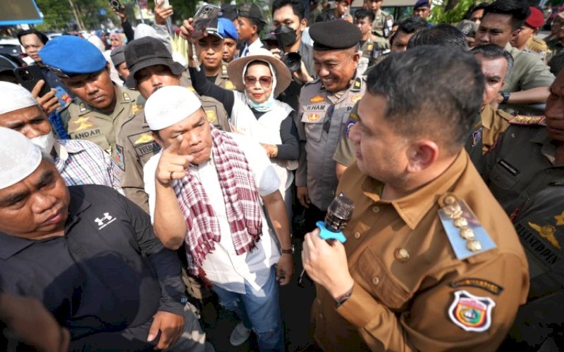 TERIMA ASPIRASI. Wali Kota Makassar, Munafri Arifuddin, menerima audiensi Gerakan Rakyat (GERAM) dari warga Tamalanrea yang menyampaikan aspirasi terkait rencana pembangunan PSEL di Balai Kota Makassar, Selasa (20/10/2026). foto: istimewa