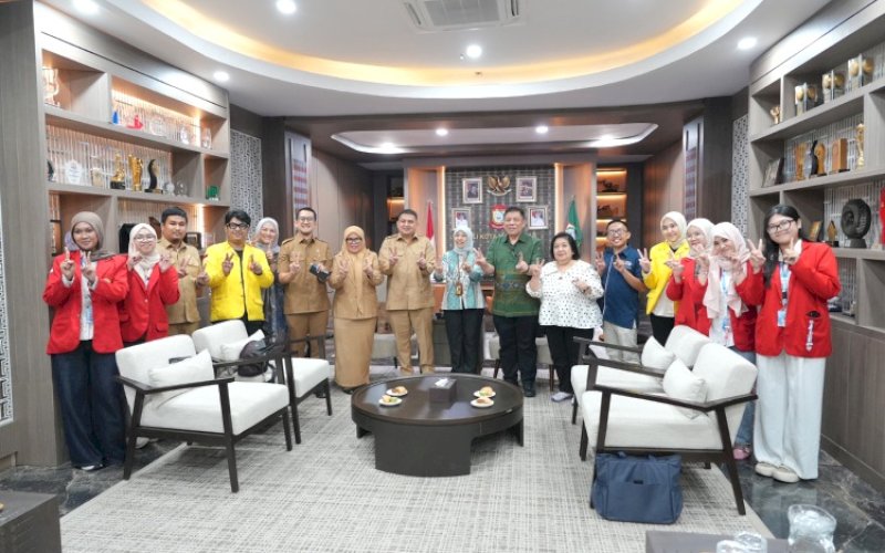 PERTEMUAN. Wali Kota Makassar, Munafri Arifuddin, menerima mahasiswa Departemen Ilmu Hubungan Internasional (HI) Universitas Indonesia (UI) dan Universitas Hasanuddin (Unhas) di Balai Kota Makassar, Senin (19/10/2026). foto: istimewa