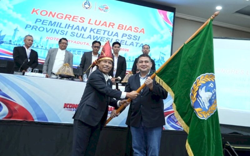 KETUA TERPILIH. Munafri Arifuddin menerima pataka sebagai simbol terpilih menahkodai Asprov PSSI Sulsel periode 2026-2030 dalam Kongres Luar Biasa (KLB) Pemilihan Ketua Umum PSSI Provinsi Sulsel di Hotel Aryaduta Makassar, Selasa (27/10/2026). foto: istimewa