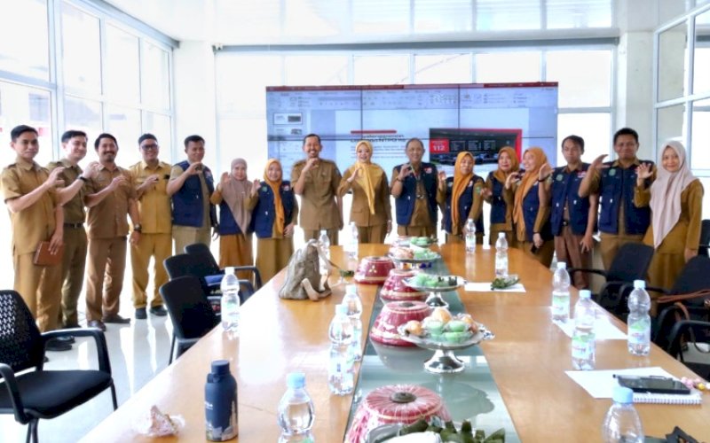 STUDI TIRU. Rombongan Diskominfo Kabupaten Takalar yang dipimpin Kabid Humas Diskominfo Takalar Andi Gunawan diterima langsung Kepala Diskominfo Kabupaten Bulukumba Andi Uke Indah Permatasari bersama jajaran di Ruang Lemo-lemo, Gedung Pinisi Bulukumba, Selasa (20/10/2026). foto: istimewa