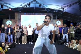 Faris Adam Serukan Bulukumba Gacor, Ribuan Warga Bergoyang di Penutupan Festival Pinisi 2026