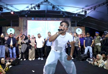 Faris Adam Serukan Bulukumba Gacor, Ribuan Warga Bergoyang di Penutupan Festival Pinisi 2026