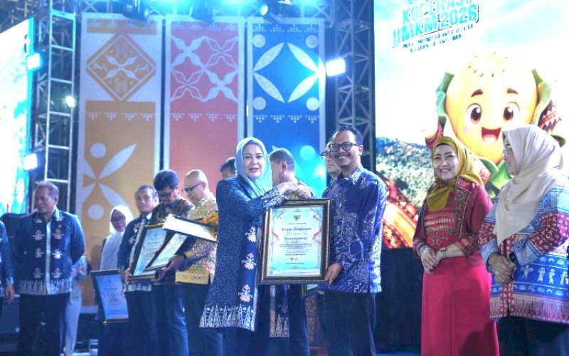 PENYERAHAN. Wakil Gubernur Sulsel, Fatmawati Rusdi, menyerahkan penghargaan di sela-sela peringatan Hari Koperasi Nasional (Harkopnas) ke-79 tingkat Provinsi Sulsep di Sorowako, Kabupaten Luwu Timur, 10&ndash;11 Oktober 2026. foto: istimewa