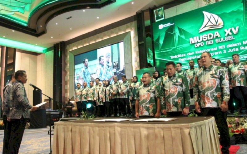 PELANTIKAN. Badris Salam dilantik sebagai Ketua DPD REI Sulsel periode 2026-2029 bersama jajaran pengurusnya yang dilakukan Ketua Umum DPP REI Joko Suranto pada Musda XV REI Sulsel 2026 di Hotel Claro Makassar, Rabu (7/10/2026). foto: doelbeckz/pluz.id