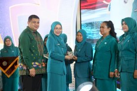 Tujuh Kader PKK Makassar Terima Penghargaan Adibakti
