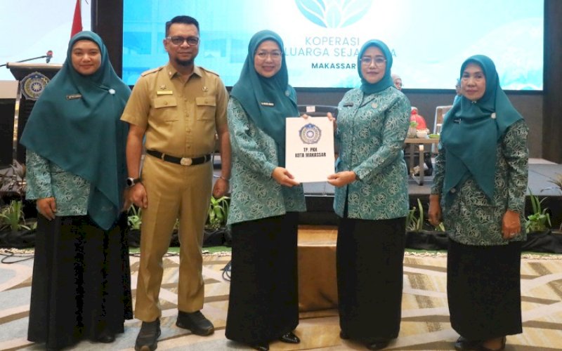 PELANTIKAN. Ketua TP PKK Kota Makassar, Melinda Aksa, melantik pengurus Koperasi Konsumen Keluarga Sejahtera TP PKK Kota Makassar di Hotel Novotel Makassar, Senin (5/10/2026). foto: istimewa