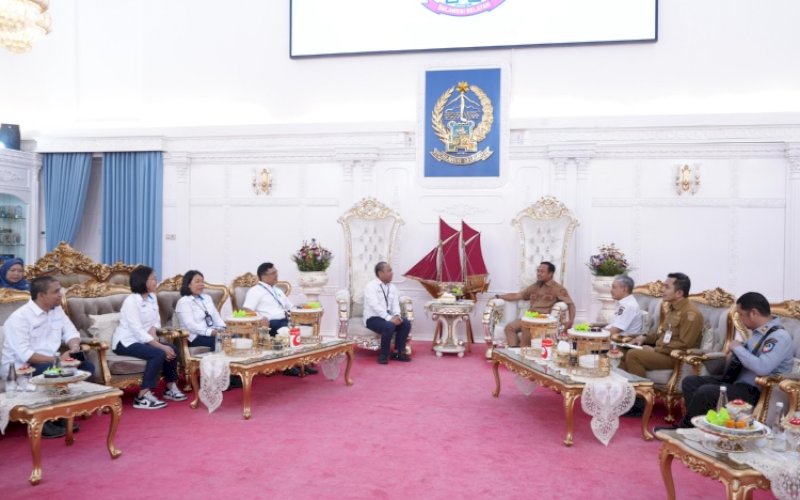 PERTEMUAN. Executive Director 4 PT Pelabuhan Indonesia (Persero) Regional 4 Akhirman bersama rombongan dalam pertemuan dengan Gubernur Sulsel Andi Sudirman Sulaiman, Senin (26/10/2026). foto: istimewa