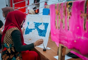 PKK Makassar Bekali Anggotanya Desain dan Membatik