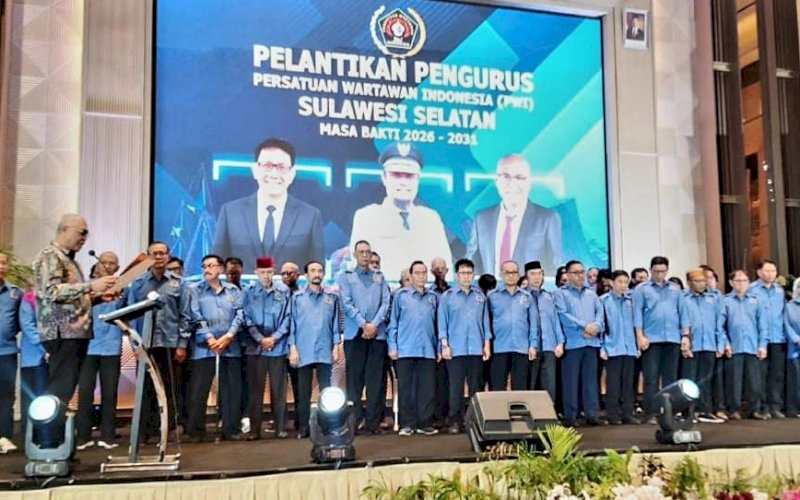 PELANTIKAN. Ketua Umum PWI Pusat, Akhmad Munir, secara resmi melantik jajaran Pengurus PWI Sulsel periode 2026&ndash;2031 di Hotel Claro Makassar, Sabtu (17/10/2026). foto: istimewa