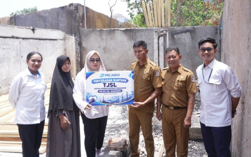 PELINDO PEDULI. Manager Hukum dan Humas Pelindo Regional 4 Erisanty menyerahkan bantuan bagi korban kebakaran yang diterima Sekretaris Kelurahan Mannuruki Muhammad Zain, Senin (19/10/2026). foto: istimewa