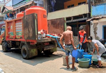 Pemkot Makassar Terus Salurkan Air Bersih untuk Warga Terdampak Kekeringan