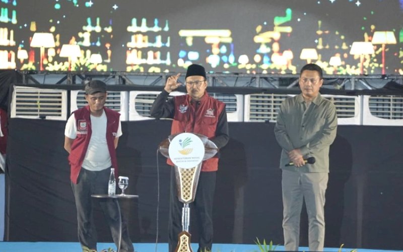 PELUNCURAN. Anggota DPR RI Andi Iwan Darmawan Aras (kanan) mendampingi Menteri Sosial RI Saifullah Yusuf (tengah) meluncurkan Gerakan Nasional Peduli Tetangga untuk Perlindungan Sosial (Perlinsos) di Gedung Olahraga (GOR) Sudiang Makassar, Minggu (4/10/2026). foto: istimewa