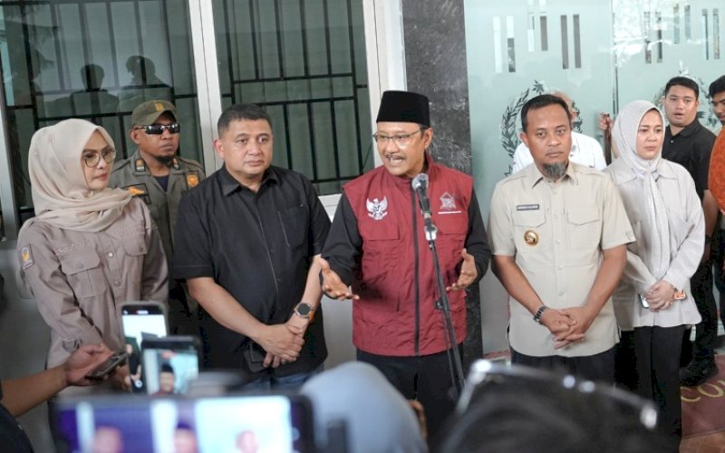 BERI KETERANGAN. Menteri Sosial Republik Indonesia, Saifullah Yusuf, memberikan keterangan terkait peluncuran Gerakan Nasional Peduli Tetangga, Kota Makassar untuk memperkuat Perlindungan Sosial (Perlinsos) 2026 di GOR Sudiang Makassar, Minggu (4/10/2026). foto: istimewa