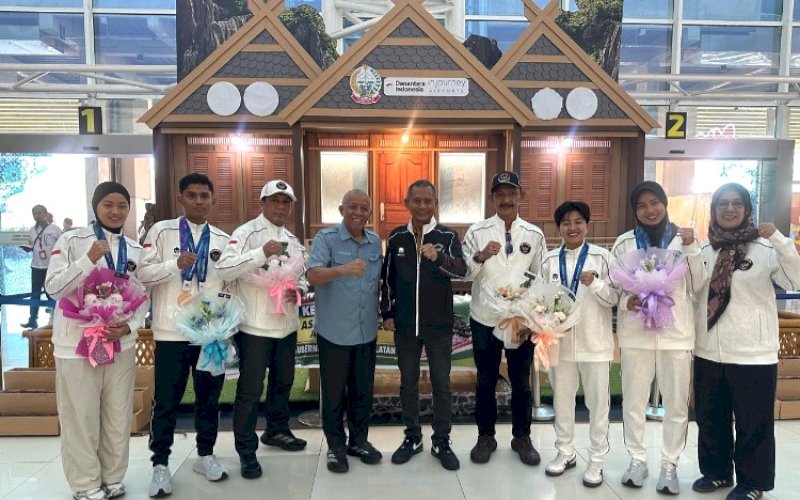 SAMBUTAN. Kepala Dinas Pemuda dan Olahraga Provinsi Sulsel Suherman yang mewakili Gubernur Sulsel Andi Sudirman Sulaiman menyambut kepulangan atlet asal Sulsel yang memperkuat kontingen Indonesia pada Asian Games Aichi-Nagoya 2026 di Jepang, saat tiba di Bandara Internasional Sultan Hasanuddin, Rabu (7/10/2026). foto: istimewa
