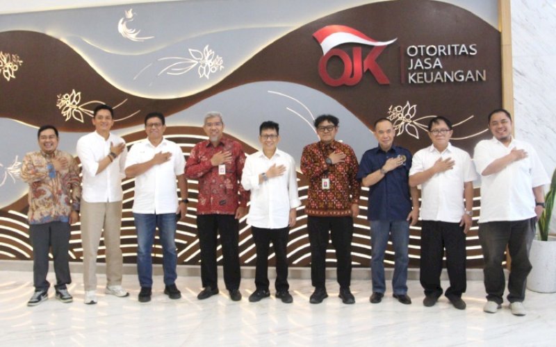 AUDIENSI. Direktur Pengawasan Perilaku Pelaku Usaha Jasa Keuangan, Edukasi, Pelindungan Konsumen dan Perizinan LJK OJK Sulselbar Arif Machfoed menyambut audiensi pengurus Ketua PWI Sulsel Suwardi Thahir bersama rombongan, Selasa (6/10/2026). foto: istimewa