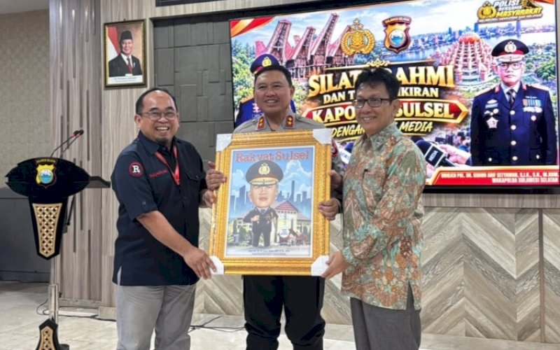 SILATURAHMI. Ketua PWI Sulsel Suwardi Thahir silaturahmi bersama Kapolda Sulsel, yang juga belum lama menjabat Irjen Pol M Awal Chairuddin di Lobby Lontang Adduppangeng Lantai 1 Mapolda Sulsel pada Senin (19/10/2026). foto: istimewa