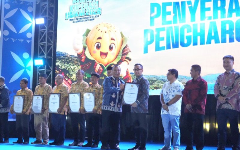 PENYERAHAN. Bupati Luwu Timur Irwan Bachri Syam menyerahkan penghargaan kepada Presiden Direktur dan Chief Executive Officer PT Vale Indonesia Tbk Bernardus Irmanto. foto: istimewa