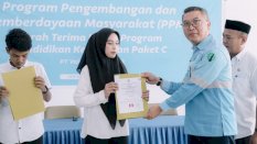 Vale Serahkan Ijazah Paket C bagi Masyarakat di Pomalaa