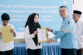 Vale Serahkan Ijazah Paket C bagi Masyarakat di Pomalaa